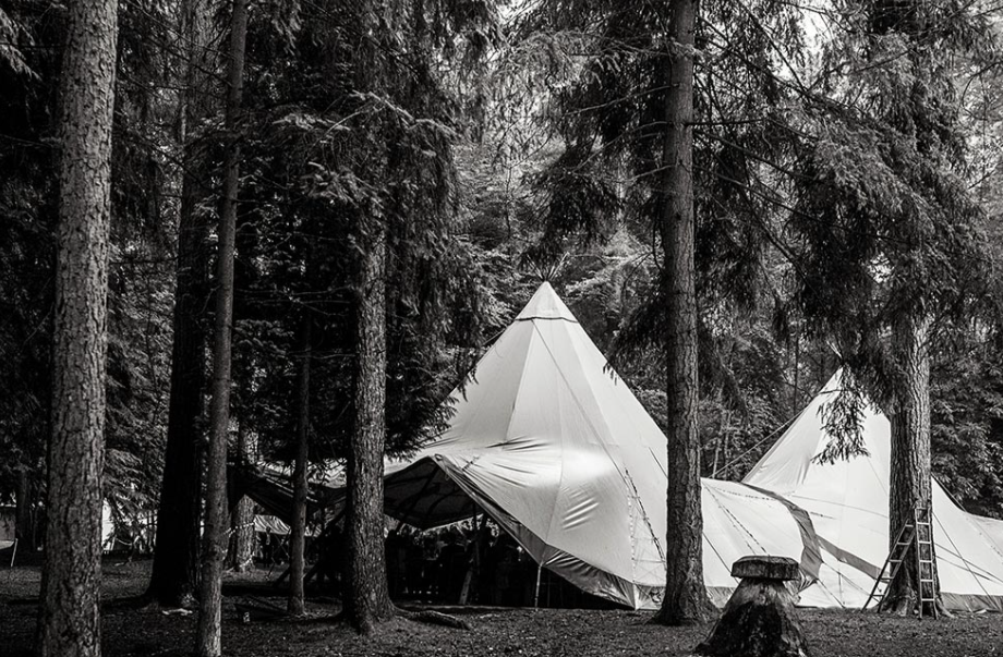 Tipi de réception en pleine forêt